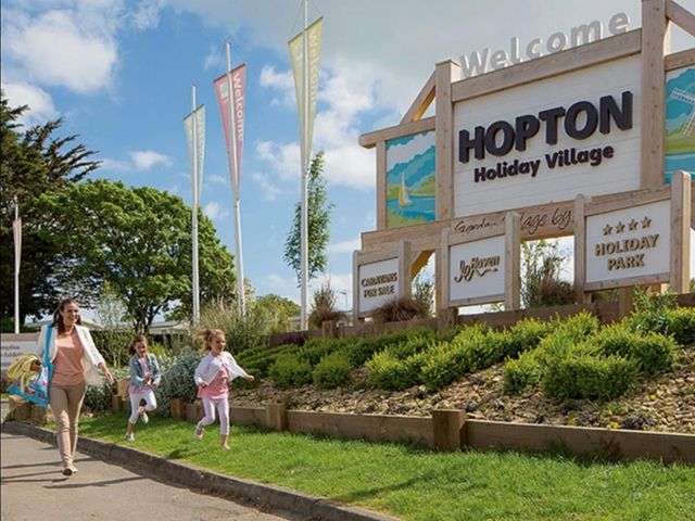 Hopton Holiday Village - Holiday Accommodation 17065 - 1186198 - photo 1 