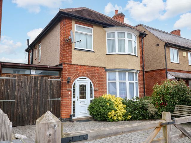 A house with a front yard and driveway at 5 Wallace Road in Loughborough