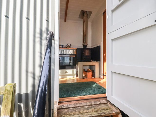 Hilbre Shepherd Hut - 1189845 - photo 4