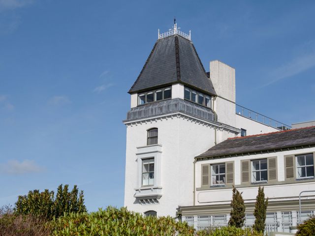 A building with a tower and windows at Heulfan in Conwy