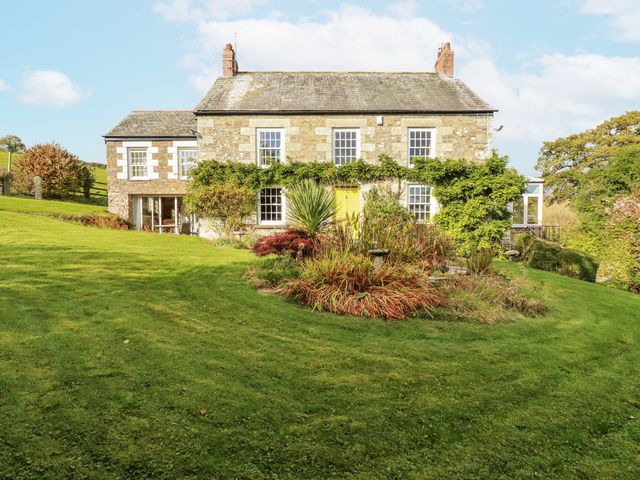 A house with a garden at Tresarrett Manor in Bodmin