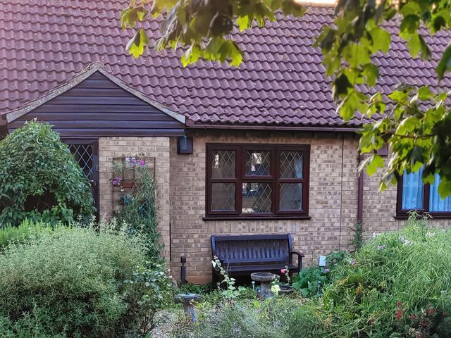 A garden area with a bench and plants at Quackers in Heacham