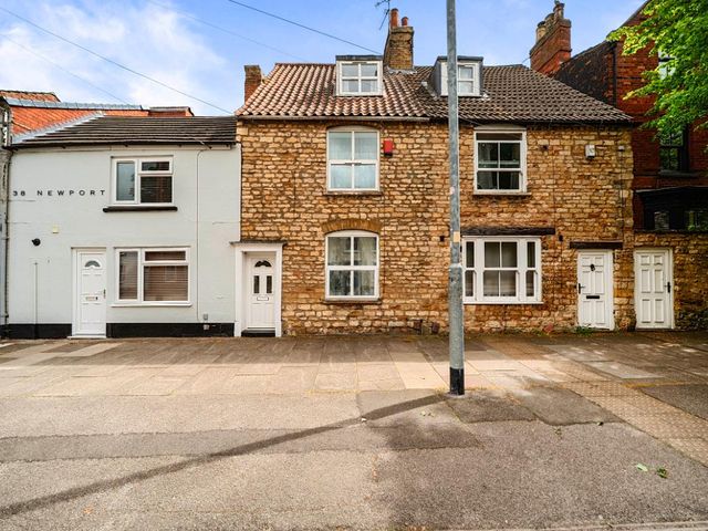 An exterior view of a house on Newport Street at Charming Lincoln Cottage in Lincoln