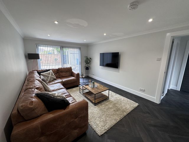 22 Fraser Avenue - 1190916 - photo 2