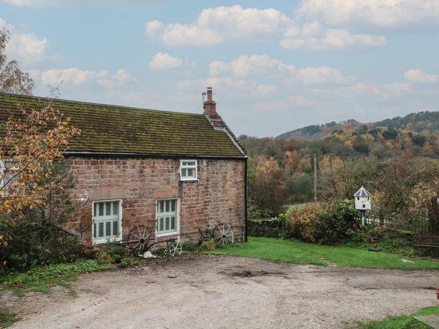 A cottage with a garden at Meadow View Cottage in Matlock