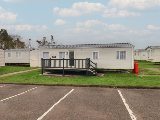 A caravan with a deck and parking area at No. 7 Ivy Scarborough