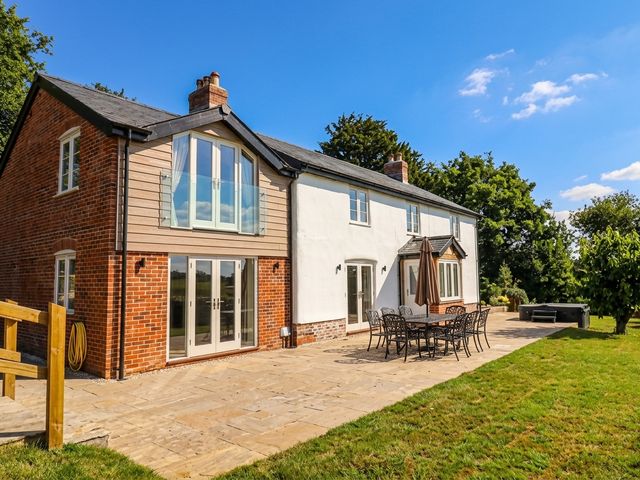 A house with patio furniture at The Old Inn in Winterborne Whitechurch
