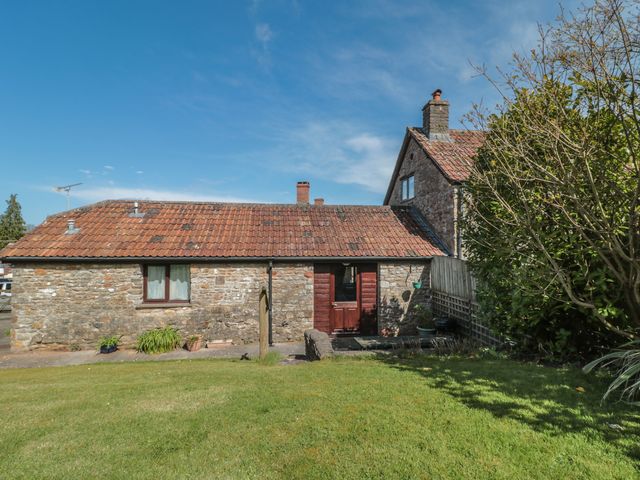 A house with a garden at The Cowshed in Bristol
