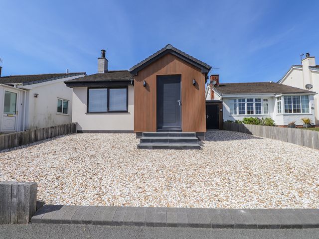 A house with a gravel front yard at Bigting in Rhosneigr