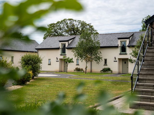 A view of buildings and grass at Ivy Cottage in Oldwalls near Reynoldston