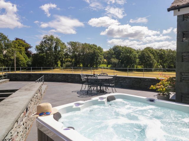 A hot tub and dining area at Cragg Cottage in Coniston
