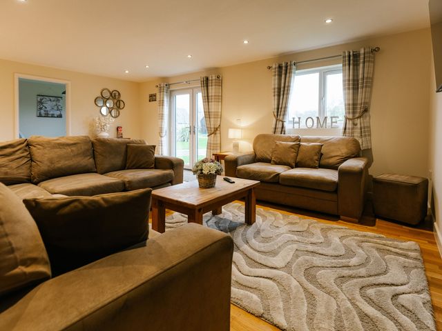 A living room with sofas and a coffee table at Sage Lodge in Brigg