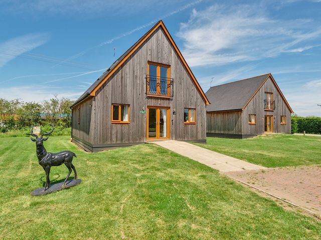 A house with a deer statue in front at Sage Lodge Near Brigg