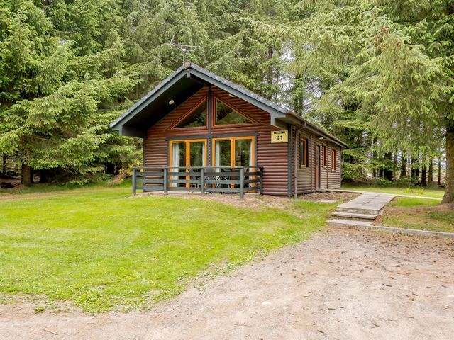 A cabin with a deck and windows at Barnard Spa (Pet) Dundee
