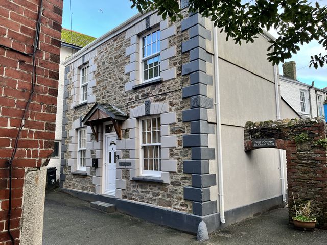A house with stone wall and entrance at Chapel Cottage Mevagissey