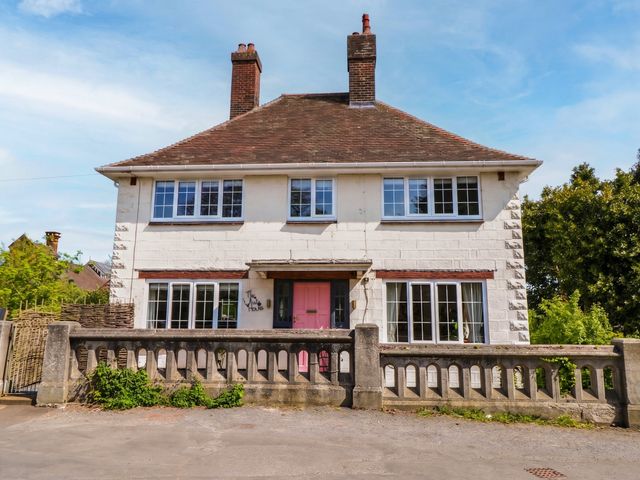 A house with a pink front door at The White House in Bracondale