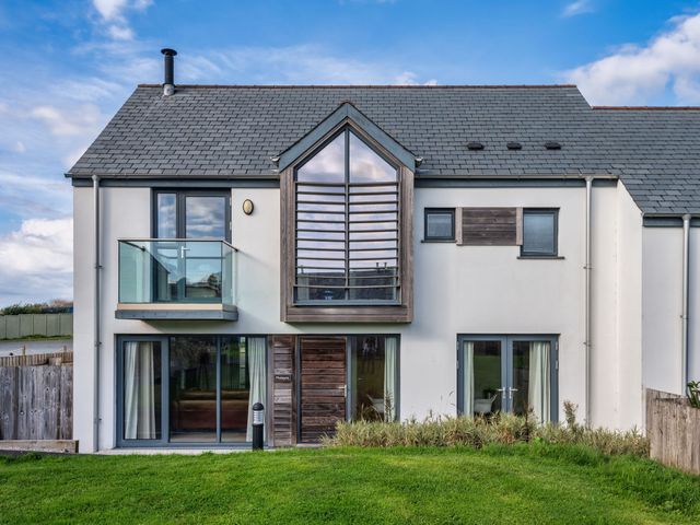 A house with a balcony and garden at Moleyns in Marhamchurch