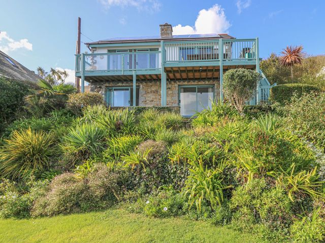 A house with a balcony and garden at Harbour Lights in Penzance