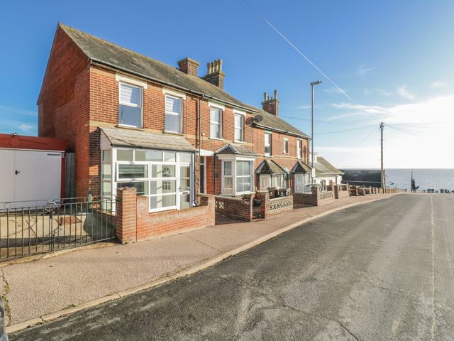 A street view of houses and road near the ocean at Beachside Terrace in Harwich