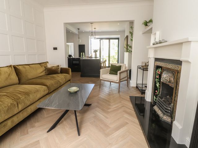11 Sandhurst Avenue - 1193813 - photo 5