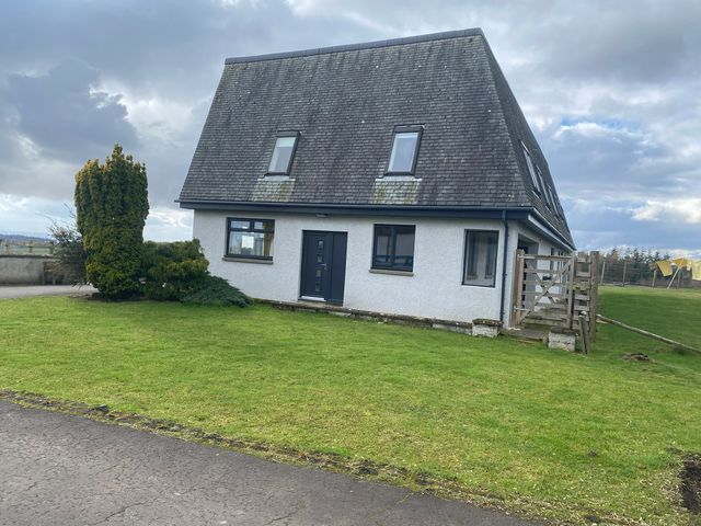 A house with a front door and windows at The Annex at Meeks Park in Alloa