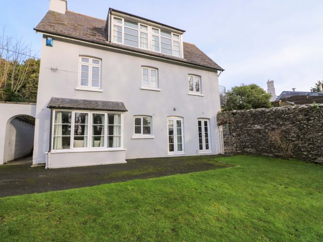 A house with windows and a garden at Blackstone Cottage in Salcombe