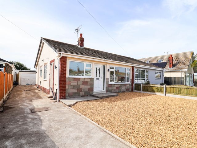 A bungalow with a gravel driveway at 6 Bastion Close in Prestatyn