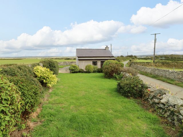 A house with a garden and road in view at Getws Ty Croes