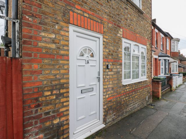 An exterior view of a house with a door and a window at Headmasters Hollow in Watford