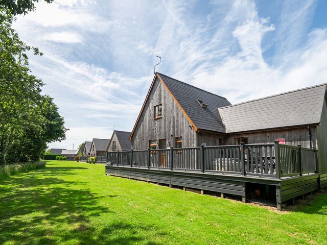 A house with a deck and grass area at James Ville Marina Lodge 13 in Brigg