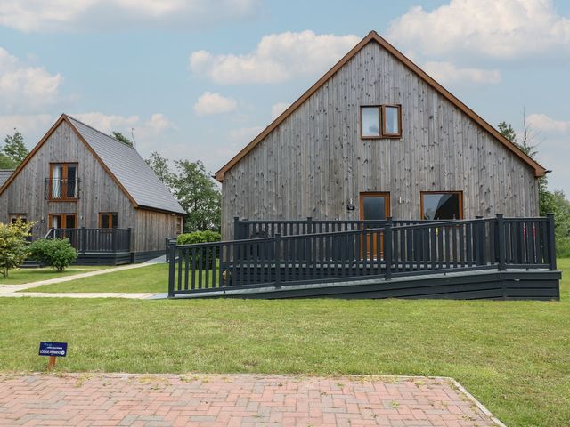 Two wooden houses with gardens at James Ville Marina Lodge 14 in Brigg