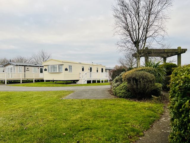 An outdoor area with caravans and greenery at The Wild’s Waterside Haven Cleethorpes
