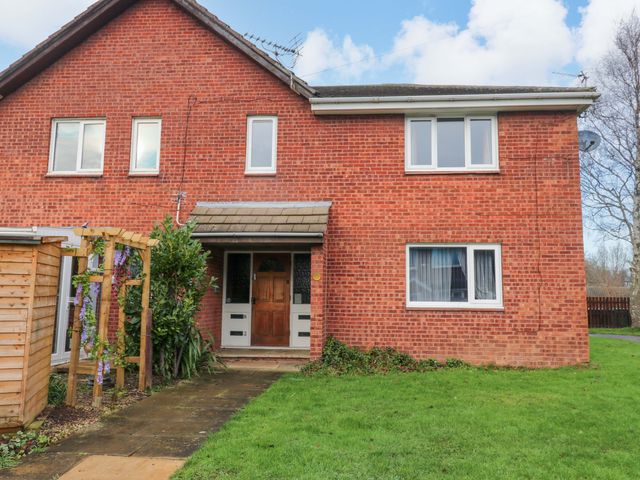 A house with a wooden shed and garden at Cosy Nook in Leeds