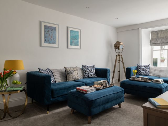 A living room with sofas and a coffee table at Tides Door in Dartmouth