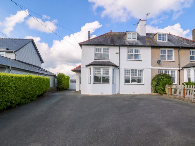 A house with a driveway and garage at Bryniau in Morfa Nefyn