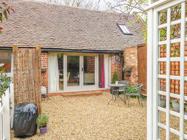 A garden with gravel surface and outdoor furniture at The Bolt Hole in Stratford-upon-Avon