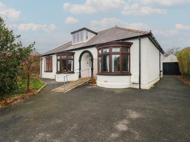 A house with a parking area at Kenvor in Newport, Pembrokeshire