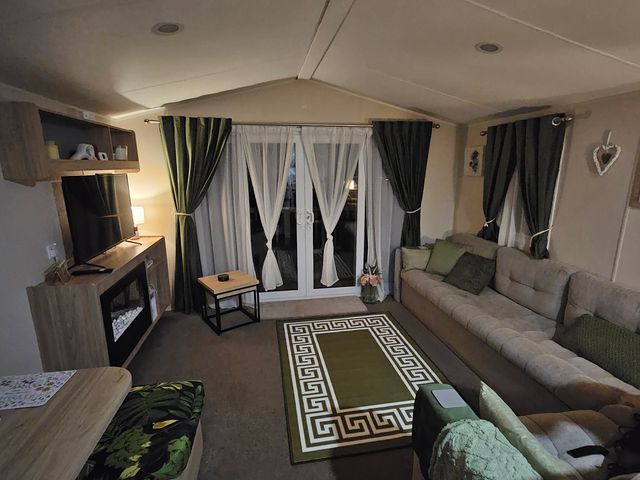 Homeslea 33 Millennium Gardens - 1196911 - photo 1 