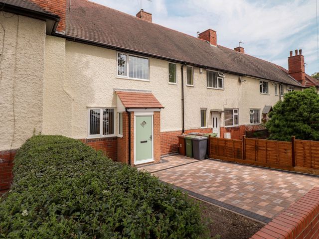 A house with a green door and a driveway at 271 Wragby Road in Lincoln