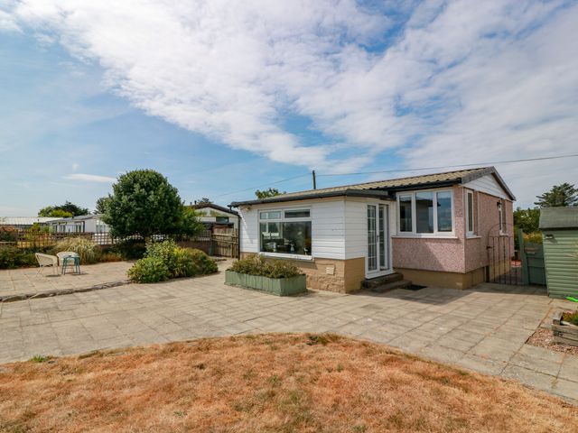 A house with patio and garden features at Wagtail Cottage in Southerness
