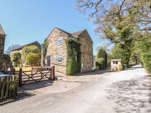 A house with a driveway at Pine Cottage in 