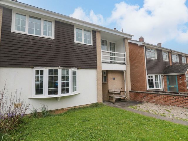 A house with a bench and grass in front at 16 Forth An Nance Redruth