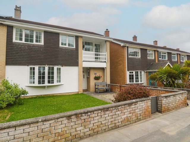 A house with a porch and garden at 16 Forth An Nance in Portreath