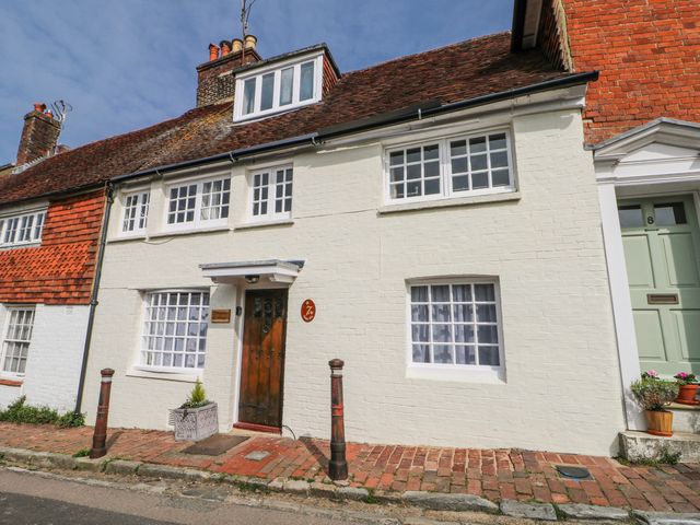 A house with windows and a wooden door at 7 Chapel Hill Quinc Cottage Lewes