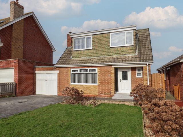 A house with a garage and garden at Sea View House in Marske-By-The-Sea