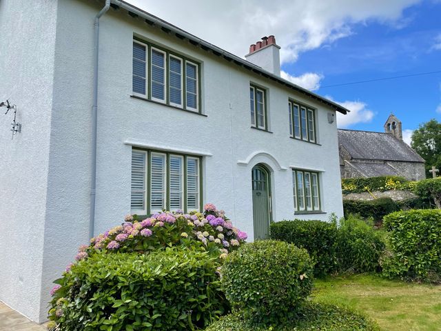 A house with a garden and bushes at Ty Mawr Farm in Llanfairpwllgwyngyll