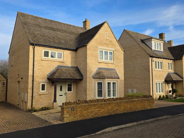 A house with windows and a door at Spacious 4-Bedroom Cotswold Home in Lechlade