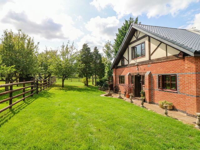 A house with a garden and fence at The Barn in Tamworth
