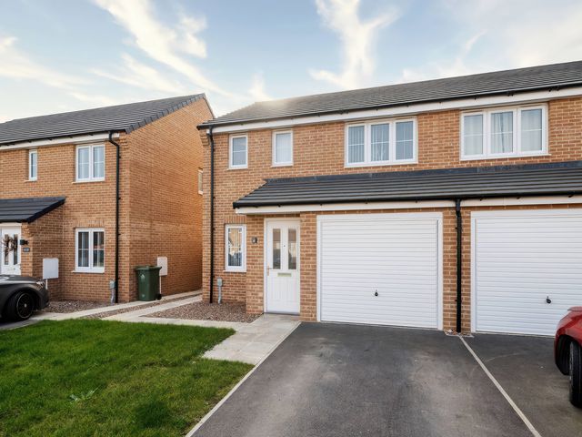 A house with garage and green bin at 59 Eagle Drive in Grimsby