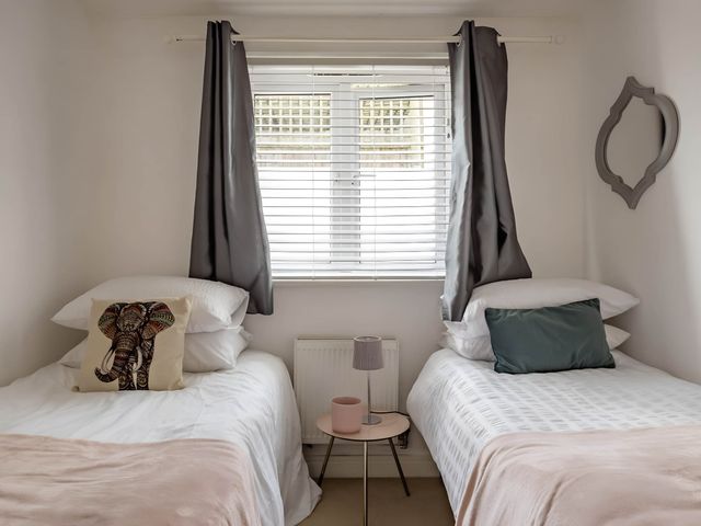 2-Bed Apartment Sleeps 4 with Garden - 1199084 - photo 5